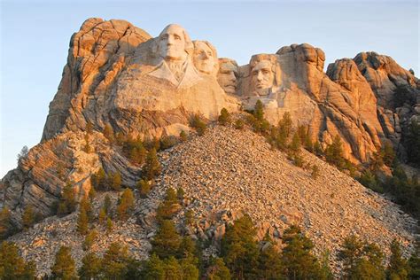 South Dakota's Must-See Attractions : From Mount Rushmore & Crazy Horse ...