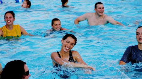 Aqua Aerobics | Discover the benefits and equipment of aqua aerobics