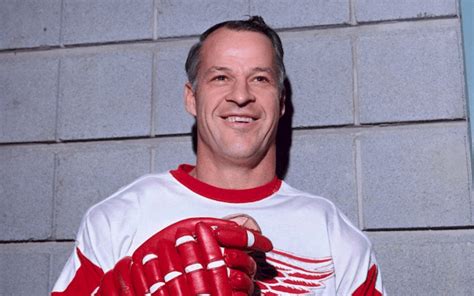 Gordie Howe's last home game with the Red Wings - Vintage Detroit ...