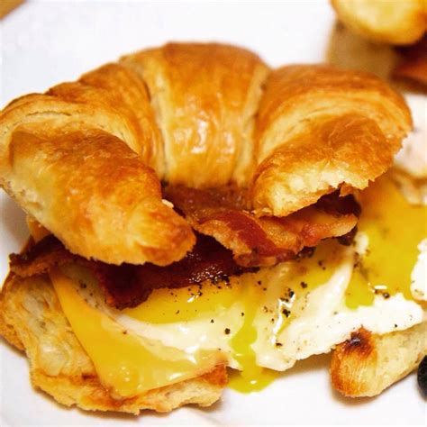 Yummy Foooooood - Bacon, Egg & Cheese Croissant