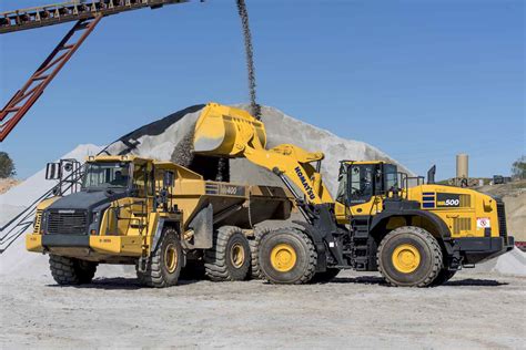 Komatsu’s new WA500-8 loader boosts productivity with better bucket ...