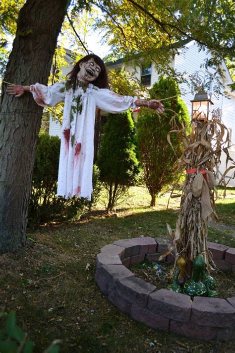 25 Freaky And Creepy Halloween Yard Decorations | Housetodecor.com