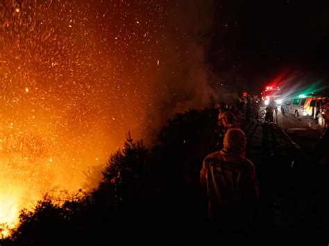 Cape Town wildfire: Dramatic pictures reveal devastation as fire rips ...