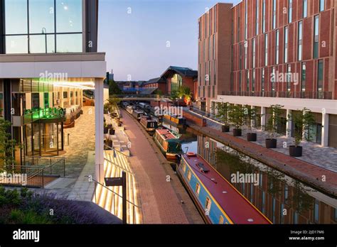 Canal boats on the Oxford canal in Banbury at dawn. Castle Quay ...