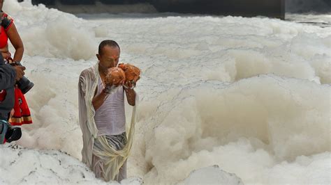 This is what causes toxic white foam to float on surface of the Yamuna ...