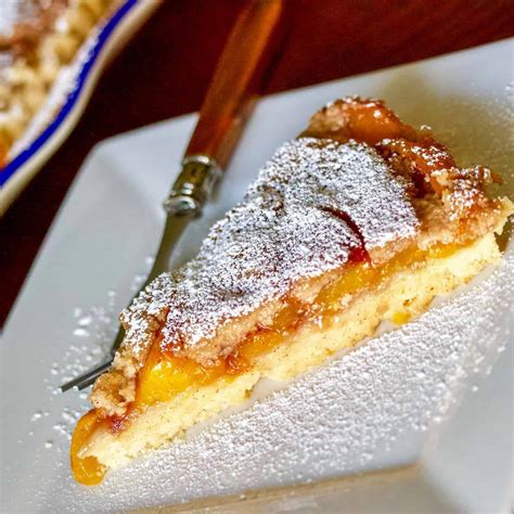 German Peach Kuchen- a Transylvanian dessert made with peaches, custard ...