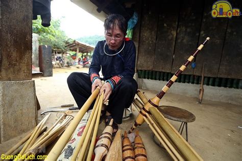 Khèn của người H'Mông ở Sapa (Lào Cai)