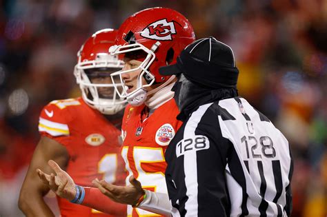 Patrick Mahomes' helmet cracks in strange Chiefs scene