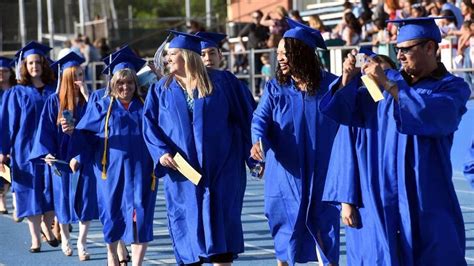 Modesto Junior College Class of 2016 walks stage | Modesto Bee