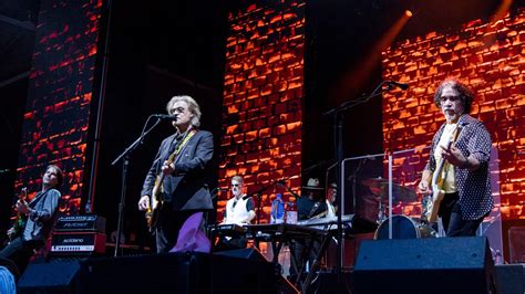 Hall and Oates' Final Concert? Watch 2022 Performance of 'She's Gone'