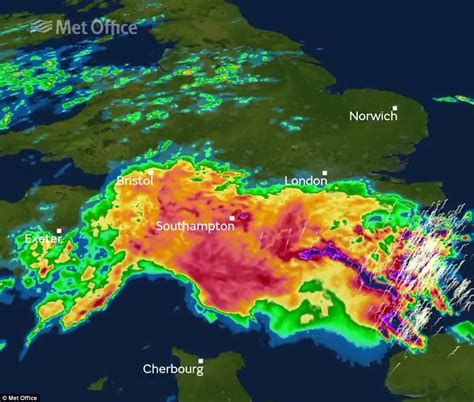 UK weather: Britain is battered by thunderstorms overnight | Daily Mail ...