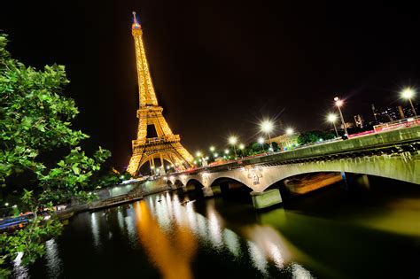 Eiffel Tower Night Glow: Stunning HD Wallpaper of Paris