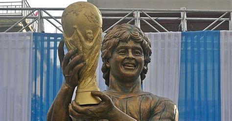 What does the Diego Maradona statue in Kolkata look like? Twitter has ...