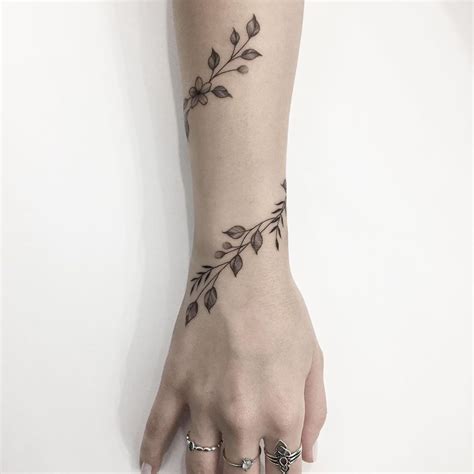 Leaf Bracelet Tattoo - Simple vine leaf tattoo around the wrist | www ...