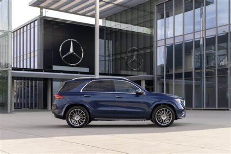 The amazing customizable dashboard of the 2024 Mercedes-Benz GLE 450 ...