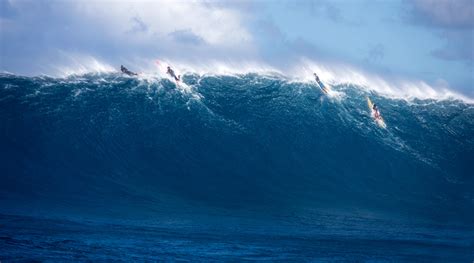 Find the Best Beaches for Big Wave Surfing in Hawaii - XTREMESPOTS.COM