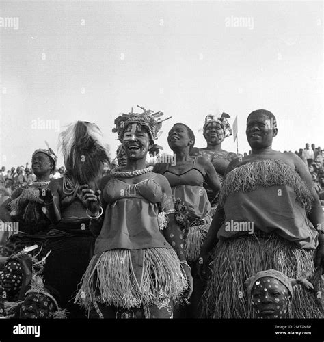 19600701 - LEOPOLDVILLE, CONGO: A crowd of Congolese people watch the ...