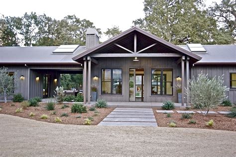 Modern Farmhouse Exterior Designs (25) - insidecorate.com | Ranch style ...