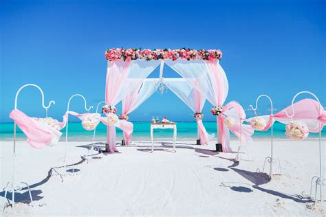 Gentle wedding in vintage style on the Juanillo beach in Cap Cana ...