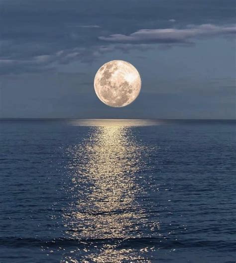 Reflection of the moon on the ocean - Awesome | Moon photography ...