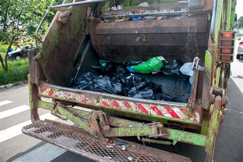 5 Tips for Finding the Best Garbage Truck Driver Jobs