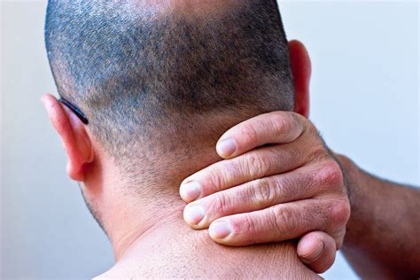 How to Stop Neck Muscle Spasms (with Pictures) | eHow