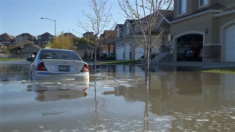 Police and fire crews responding to flooding homes in Murray