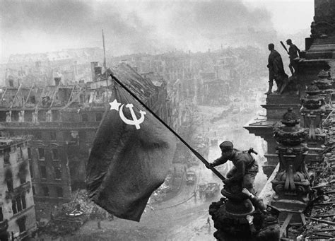 Berlin in ruins: Apocalyptic pictures after Soviet soldiers defeated ...