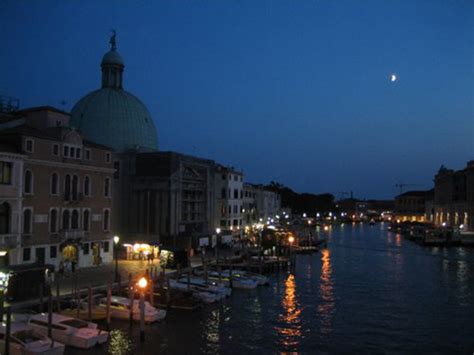 Nightlife in Venice by the light of the Moon