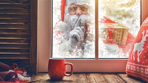 Foto Capodanno Babbo Natale Dita Tazza Finestra Sguardo 1920x1080