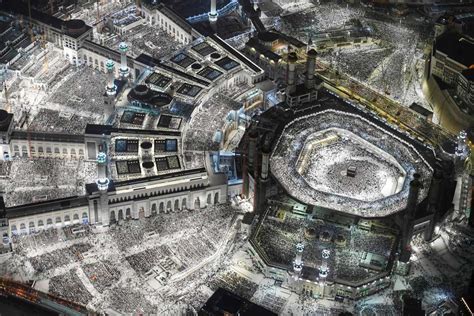 PHOTO GALLERY: The Kaaba and Grand Mosque Glow: Ramadan Night Prayers ...