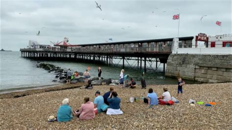 Herne Bay Pier powered by solar roof panels - BBC News