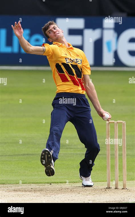 Reece Topley in bowling action for Essex - Essex Eagles vs Australia ...