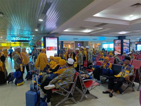 Bandara SMB II Palembang Ramai Penumpang Jamaah Umroh