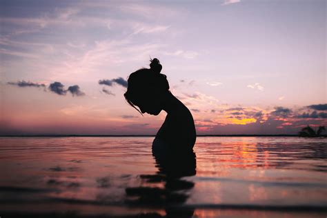 Silhouette of a woman in body of water during sunset, girl silhouette ...