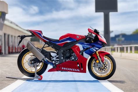 Honda CBR 1000RR-R Fireblade SP 2023 chega por R$ 198.500