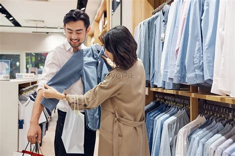 Dos Personas Compran Ropa Juntas Foto | Descarga Gratuita HD Imagen de ...