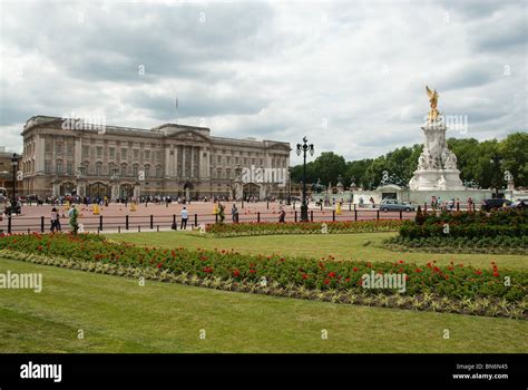 View of Buckingham Palace Stock Photo - Alamy