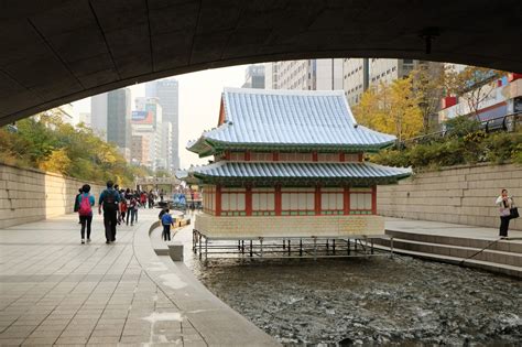 Cheonggyecheon river | Christine Loves to Travel