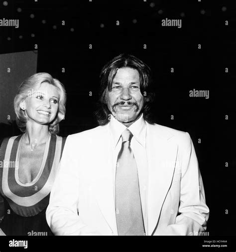 Charles Bronson and wife Jill Ireland (left), late 1970s Stock Photo ...