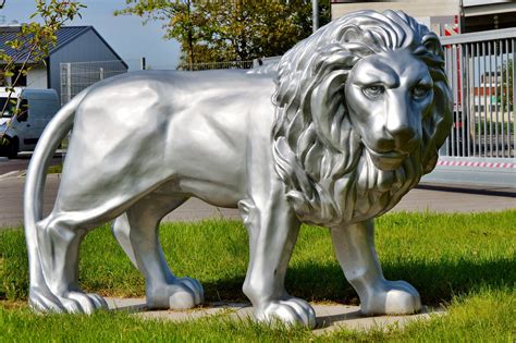 The Lion Statue | Incredible lion figurine for all kinds of decorations