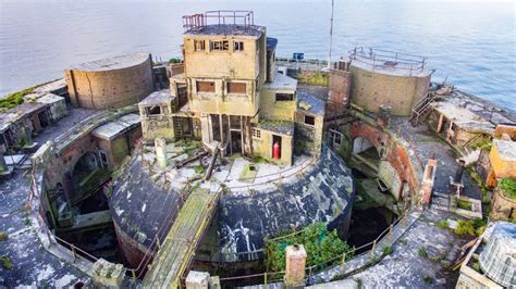 Exploring Inside Huge Abandoned Sea Fort - (Horse Sand Solent ...