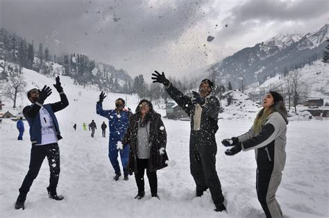 Kashmir Gets Its 1st Snowfall Of The Season & These Dreamy Pics Will ...