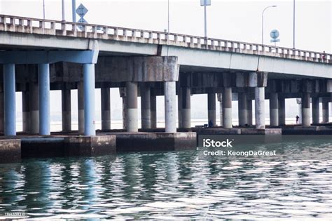 Tampilan Pilar Jembatan Beton Untuk Konstruksi Foto Stok - Unduh Gambar ...