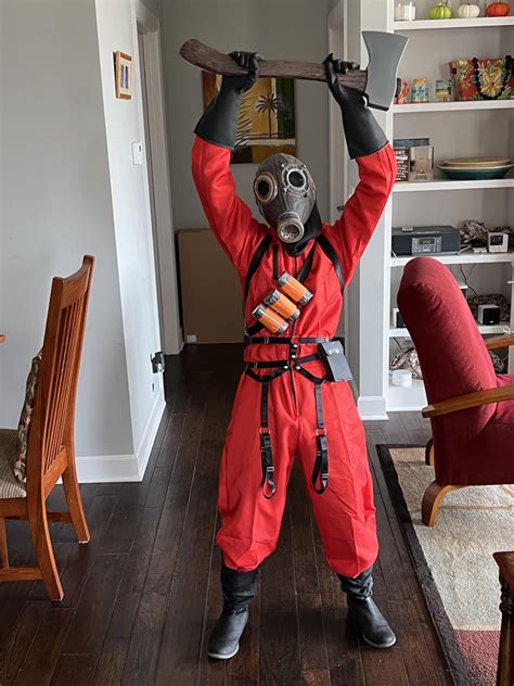 My (partially) homemade Pyro cosplay for Halloween! 🔥🔥🔥 : r/tf2