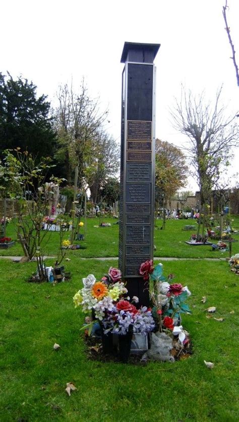 Freddie Mercury's final resting place - Celebrities who died young ...