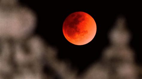 Last Total Lunar Eclipse Until 2025 to Paint the Moon a Haunting Red on ...