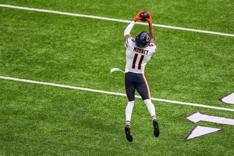 WATCH: Darnell Mooney makes leaping 53-yard catch - Yahoo Sports