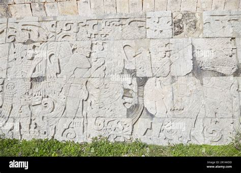 The Mayan ball court of Chichen Itza, the largest ever built in ...