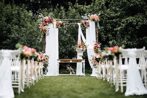 21 Beautiful Outdoor Wedding Decorations to Style Your Big Day